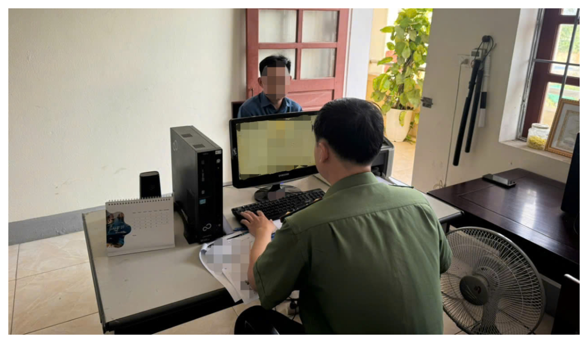 Công an phường Vinh Hưng làm việc với trường hợp đăng tải thông tin sai sự thật trên mạng xã hội