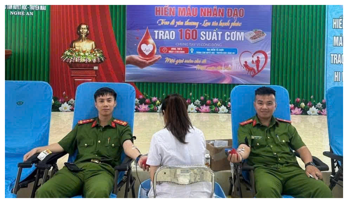 02 cán bộ Công an xã Sơn Lâm kịp thời hiến máu, cứu cháu bé trong tình trạng nguy cấp