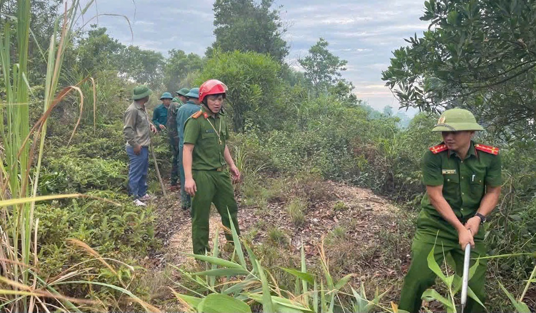 Công an xã Văn Kiều kịp thời chữa cháy rừng