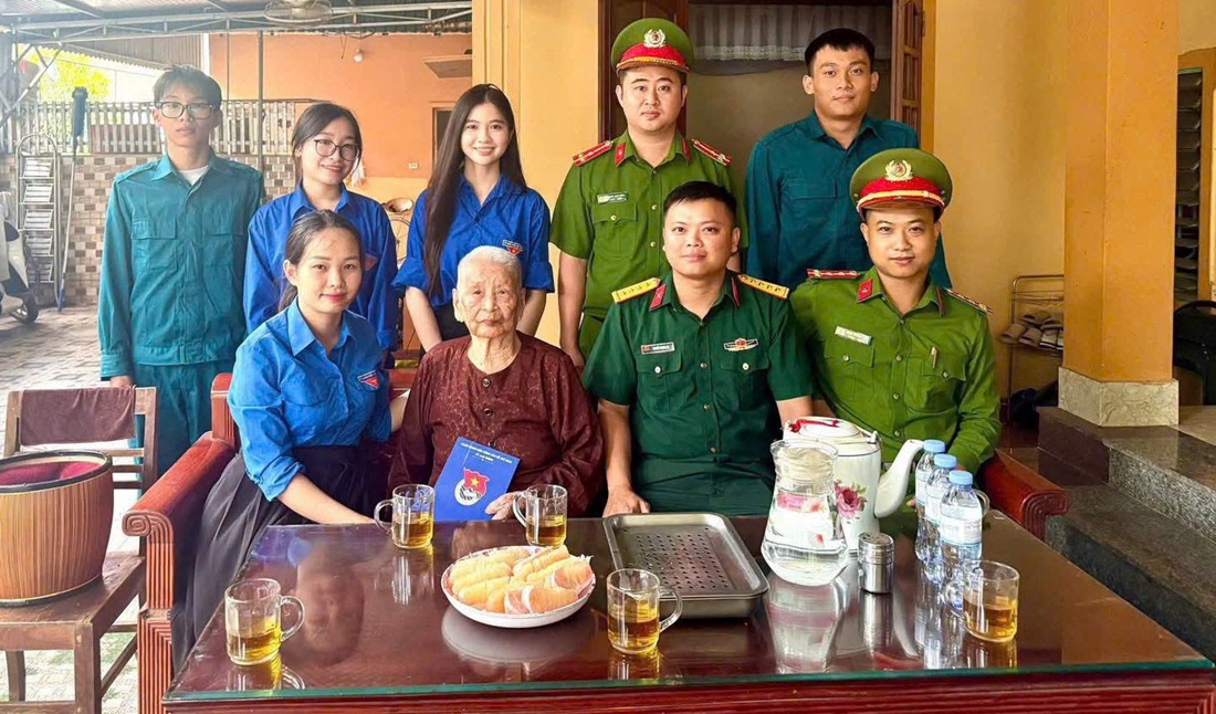 Công an xã Lam Thành thăm hỏi, trao quà tặng gia đình chính sách