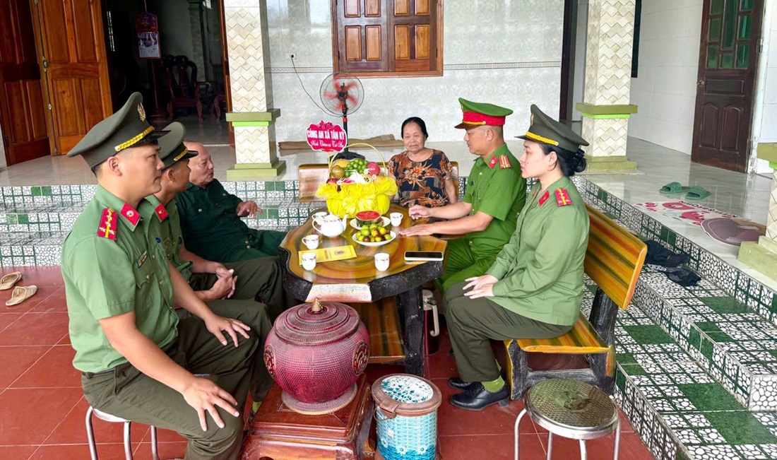 Công an xã Tân Kỳ thăm hỏi, tặng quà gia đình chính sách