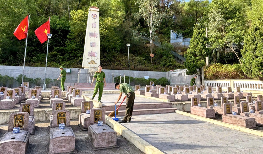 Công an xã Hải Lộc tổng dọn vệ sinh, chỉnh trang khuôn viên Nghĩa trang Liệt sĩ