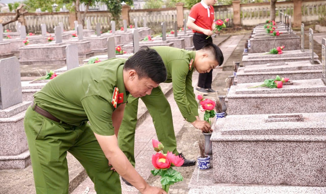 Công an xã Lam Thành dâng hoa, dâng hương tưởng niệm anh hùng liệt sĩ