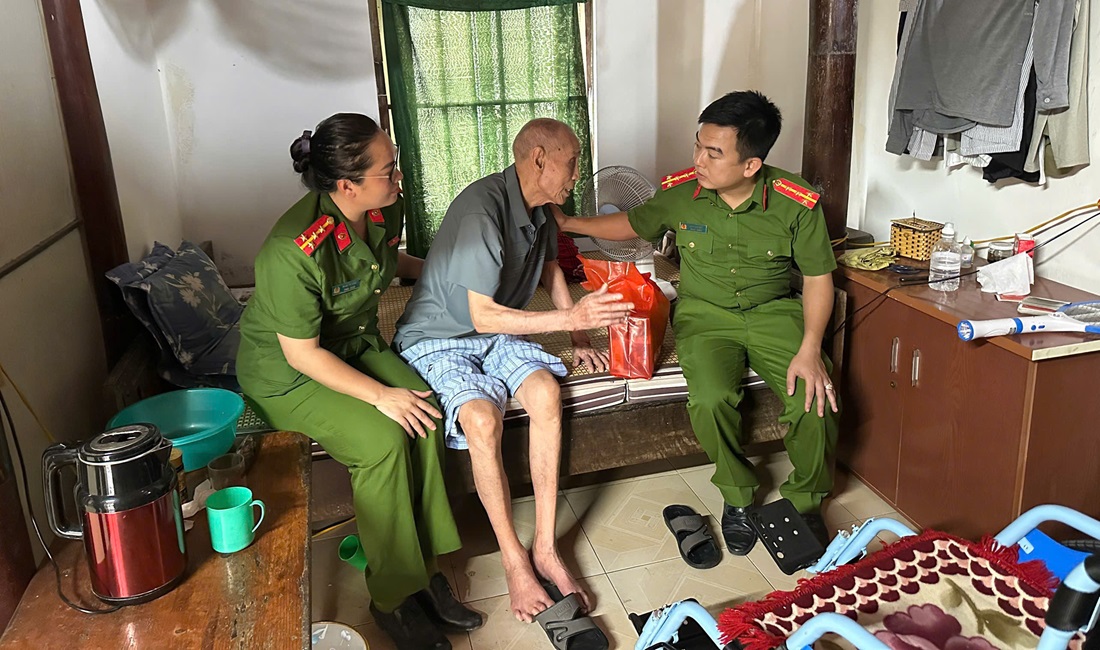 Công an xã Hưng Nguyên thăm, tặng quà gia đình chính sách