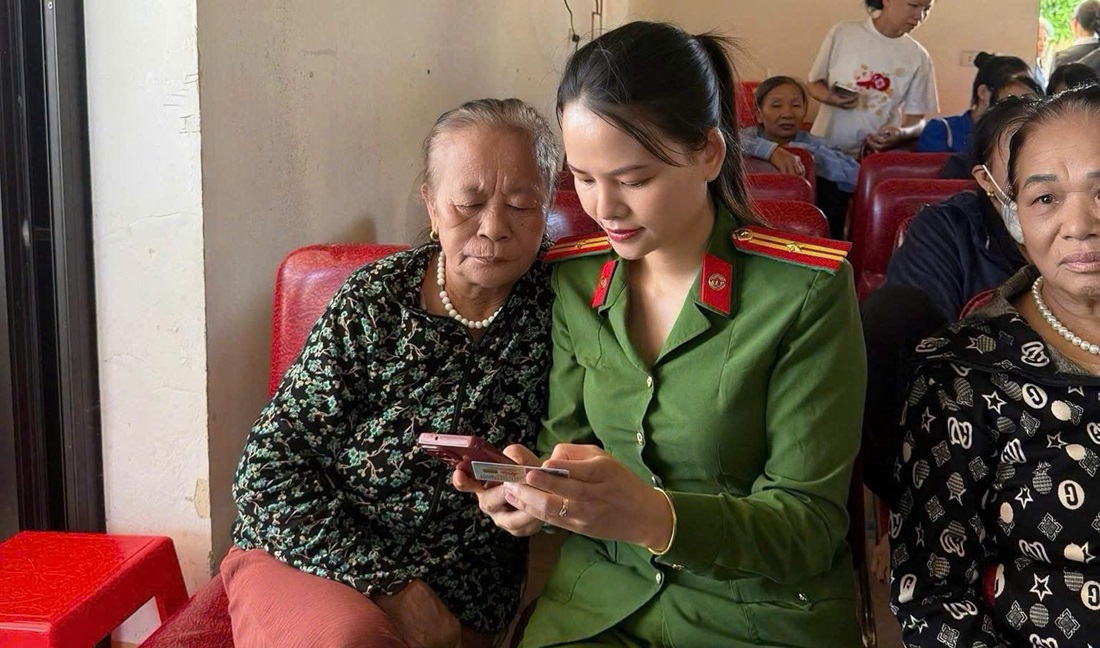 Công an xã Hưng Nguyên tuyên truyền, hướng dẫn người dân thực hiện dịch vụ công trực tuyến