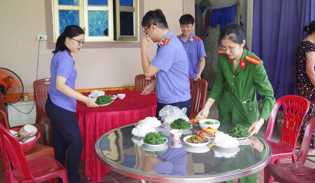 Công an xã Hưng Nguyên Nam và Viện Kiểm sát nhân dân khu vực 2 tổ chức 