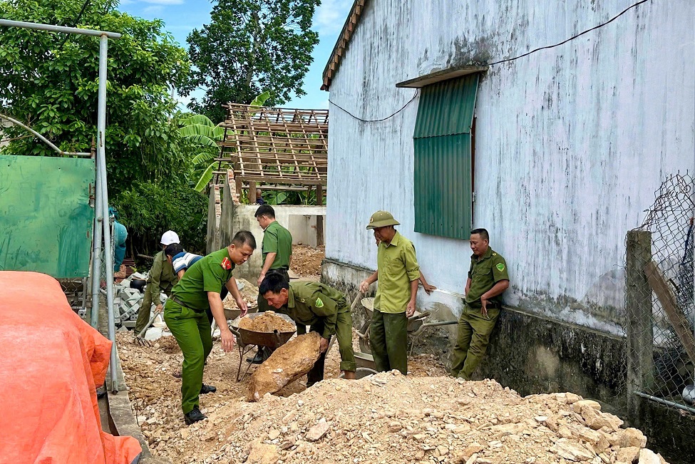 Công an xã Thiên Nhẫn phối hợp hỗ trợ ngày công xây dựng nhà tình nghĩa