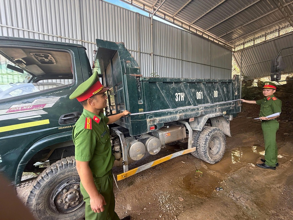 Công an xã Yên Hòa rà soát, kiểm tra đối với cá phương tiện kinh doanh vận tải, xe tải tự đổ