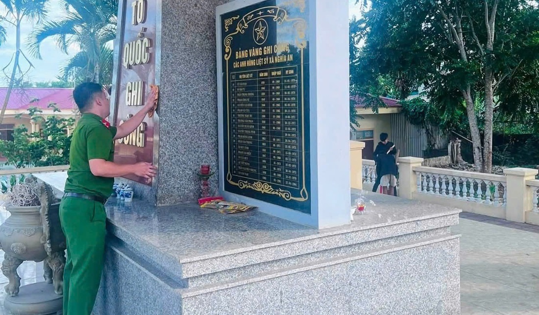 Công an xã Nghĩa Khánh tổng dọn vệ sinh, chỉnh trang khuôn viên Đài tưởng niệm các anh hùng liệt sĩ
