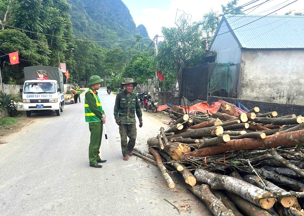 Công an xã Châu Tiến ra quân giải tỏa hành lang an toàn giao thông