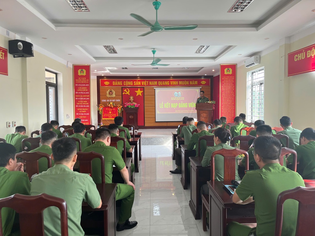 Công an xã Quỳ Châu tổ chức lễ kết nạp đảng viên mới