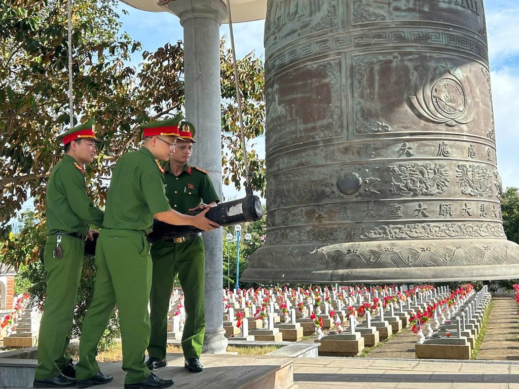 Công an xã Văn Kiều dâng hoa, dâng hương tưởng niệm các anh hùng liệt sĩ