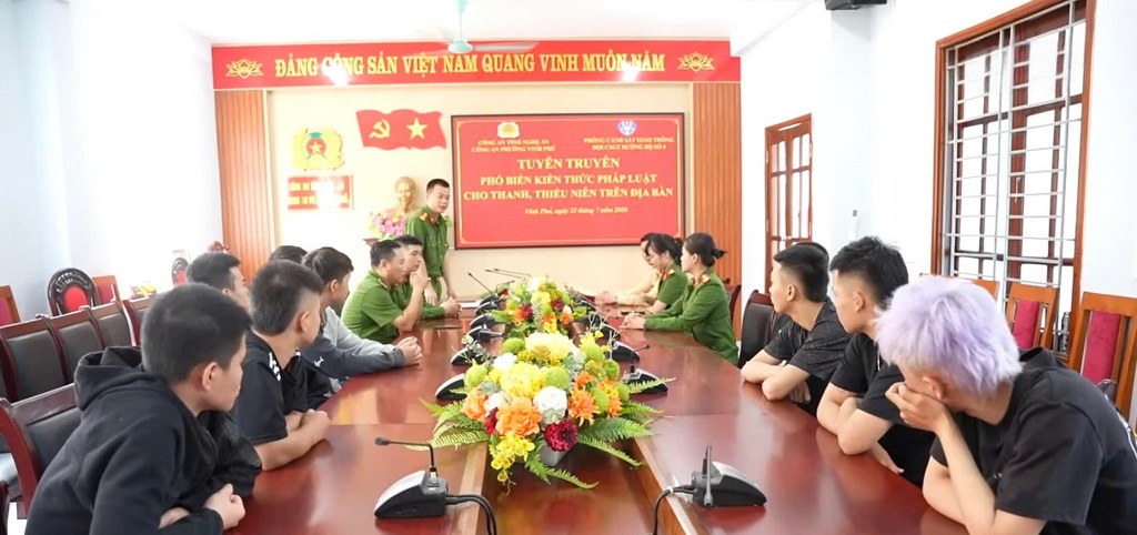 Công an phường Vinh Phú tuyên truyền pháp luật cho thanh, thiếu niên