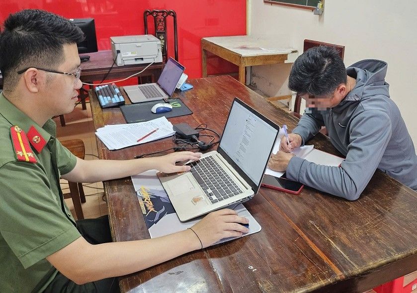 Công an xã Tương Dương xử phạt trường hợp đăng tải, bình luận thông tin sai sự thật trên mạng xã hội