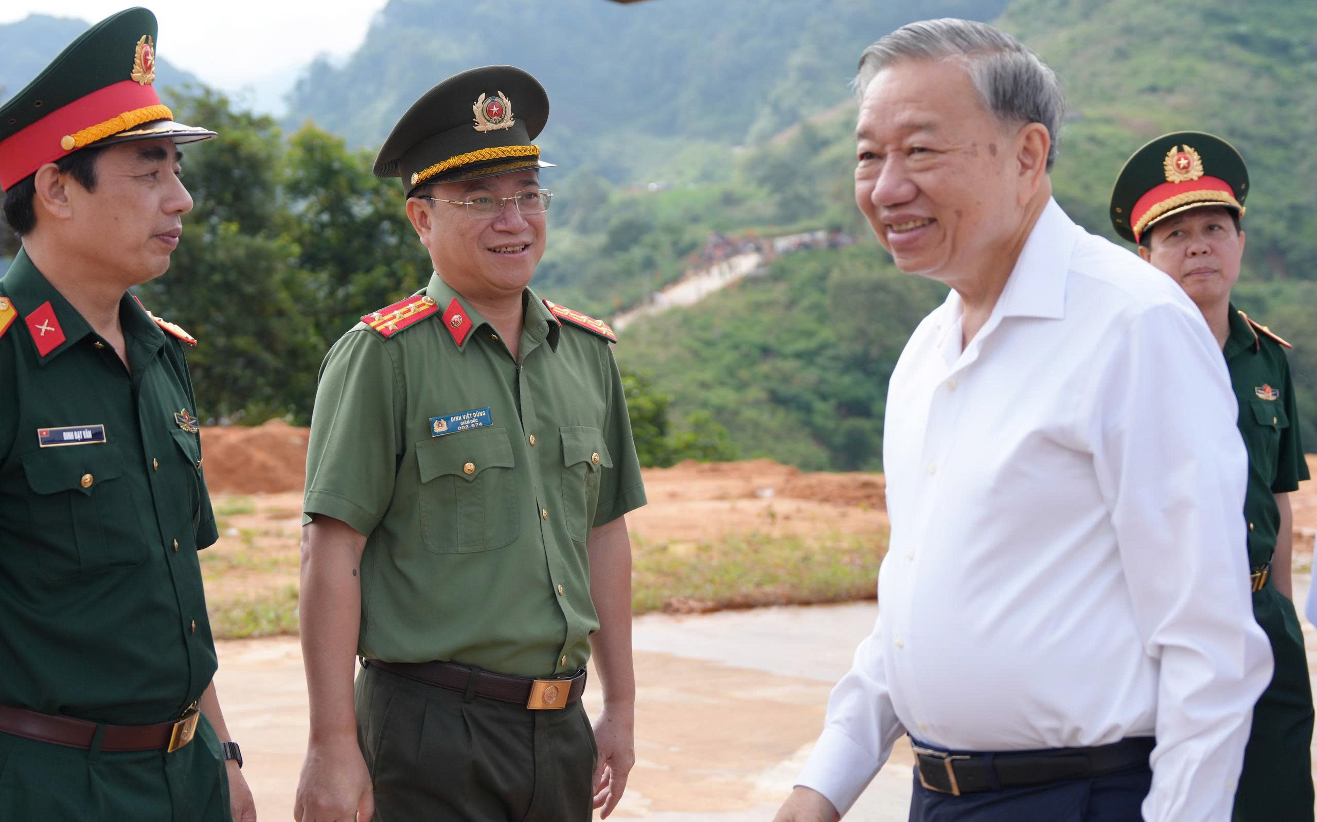 Đồng chí Thiếu tướng Đinh Việt Dũng, Ủy viên Ban Thường vụ Tỉnh ủy, Giám đốc Công an tỉnh tham gia tháp tùng và chỉ đạo công tác bảo đảm ANTT đón đoàn đồng chí Tổng Bí thư, Chủ tịch nước Tô Lâm dự Lễ khởi công ây dựng Trường Phổ thông nội trú liên cấp TH và THCS Na Ngoi, tỉnh Nghệ An (tháng 10/2025)