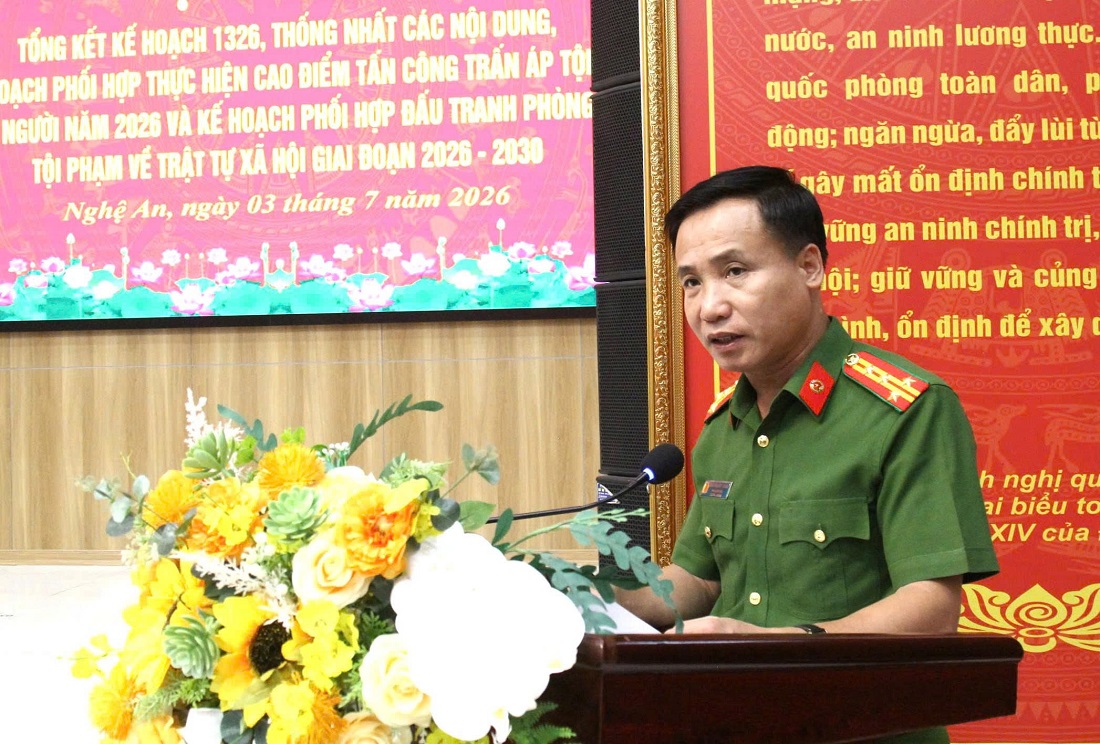 Đồng chí Đại tá Nguyễn Duy Thanh, Phó Giám đốc Công an tỉnh Nghệ An phát biểu tại Hội nghị