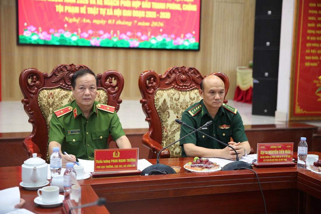 Các đồng chí: Thiếu tướng Phan Mạnh Trường, Phó Cục trưởng Cục Cảnh sát hình sự Bộ Công an và Đại tá Nguyễn Tiến Mão, Phó Cục trưởng Cục phòng, chống ma tuý và tội phạm Bộ Tư lệnh Bộ đội biên phòng (Bộ Quốc phòng) đồng chủ trì Hội nghị