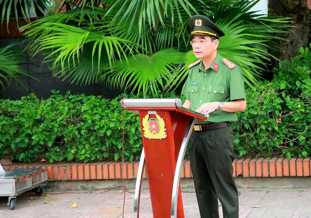 Đồng chí Đại tá Phạm Hữu Trường, Phó Giám đốc Công an tỉnh phát biểu tại buổi lễ