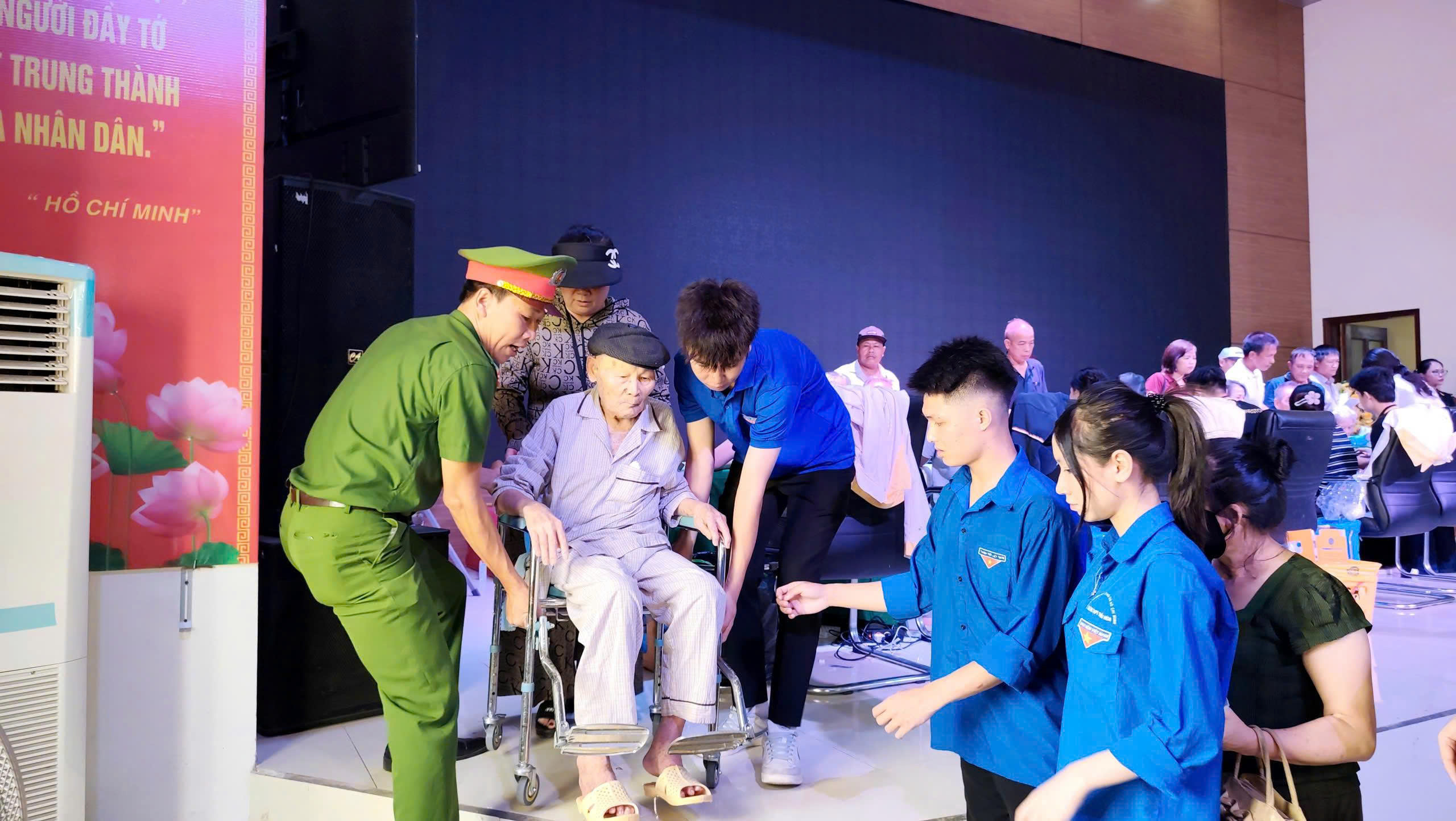 Công an phường Thái Hòa hỗ trợ thân nhân liệt sĩ thu nhận mẫu sinh phẩm ADN