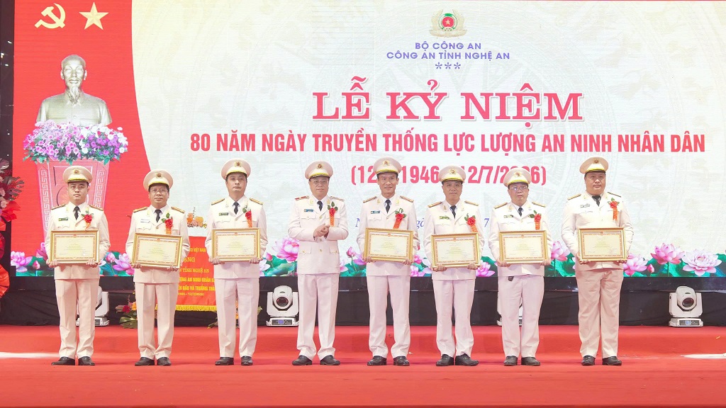 Thừa ủy quyền, đồng chí Thiếu tướng Đinh Việt Dũng, Ủy viên Ban Thường vụ Tỉnh ủy, Giám đốc Công an tỉnh trao Bằng khen của Bộ Công an tặng 07 cá nhân có thành tích xuất sắc trong công tác, chiến đấu