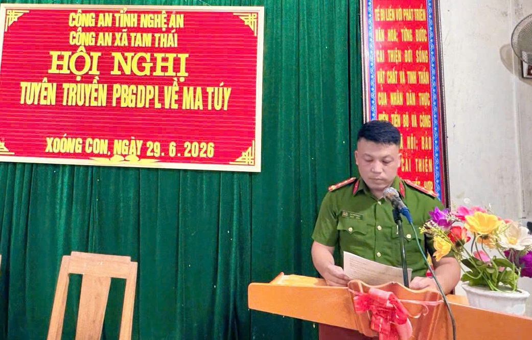 Đại diện Công an xã tuyên truyền phổ biến giáo dục pháp luật về  ma túy cho người dân