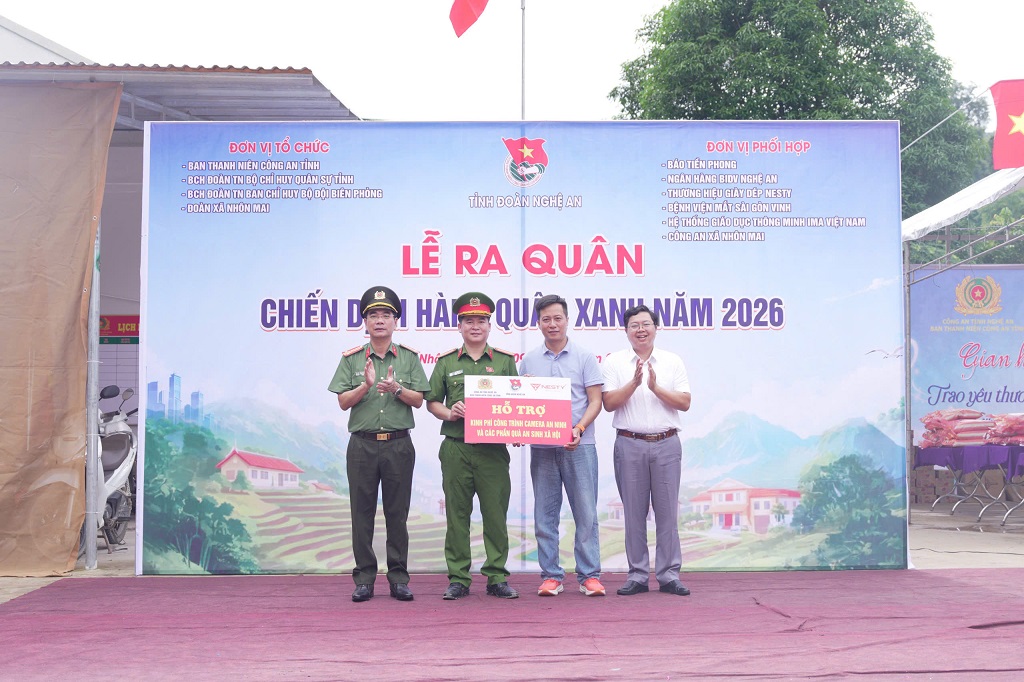 Trao biển biểu trưng mô hình camera giám sát an ninh tặng Công an xã Nhôn Mai
