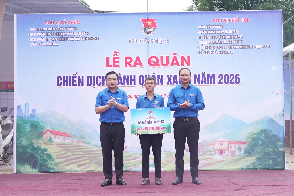 Trao biển biểu trưng mô hình sinh kế tặng Đoàn xã Nhôn Mai