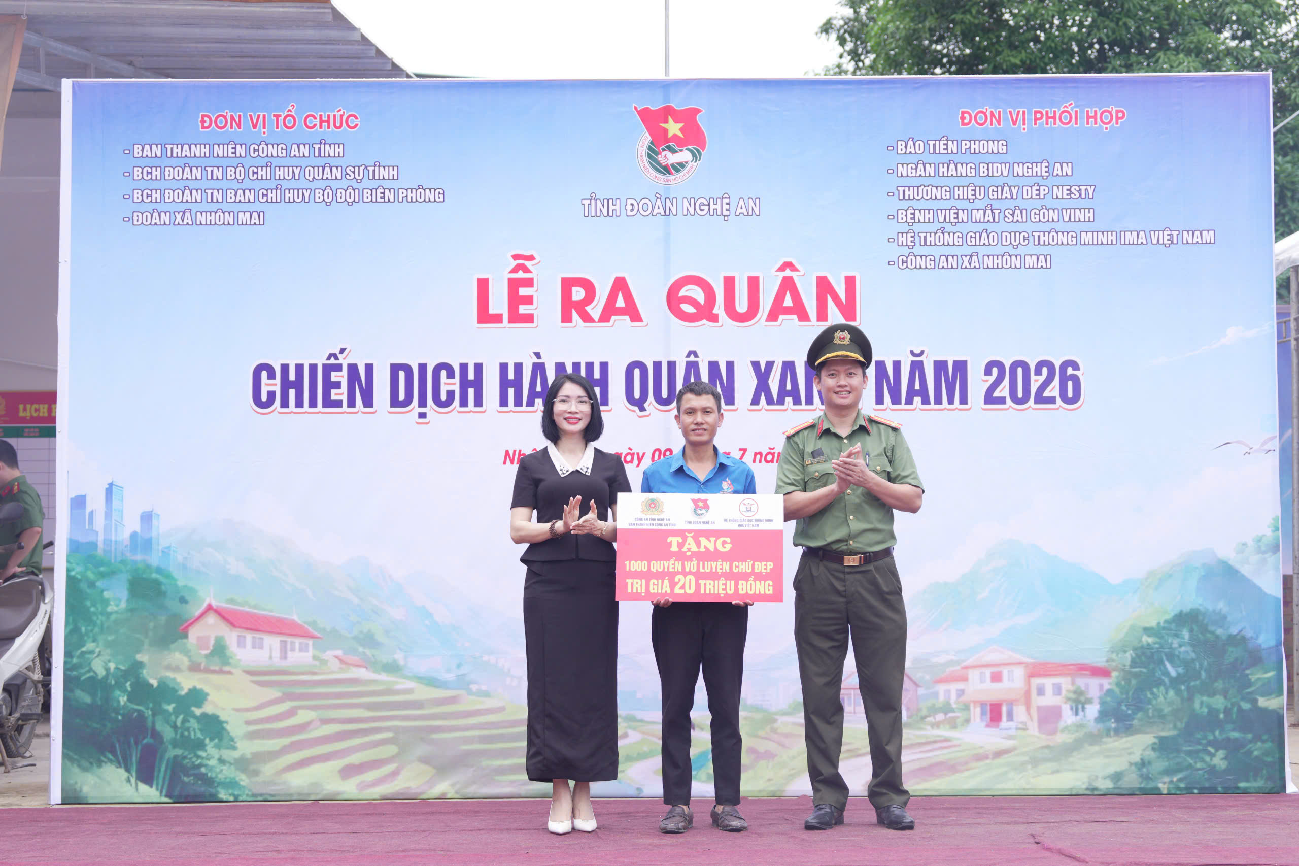 Trao tặng 1000 quyển vở luyện chữ đẹp