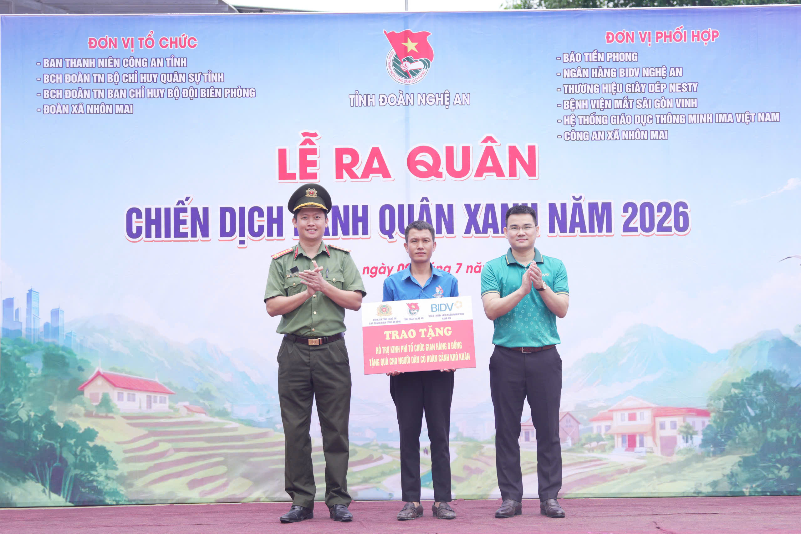 Trao biển biểu trưng tổ chức gian hàng 0 đồng