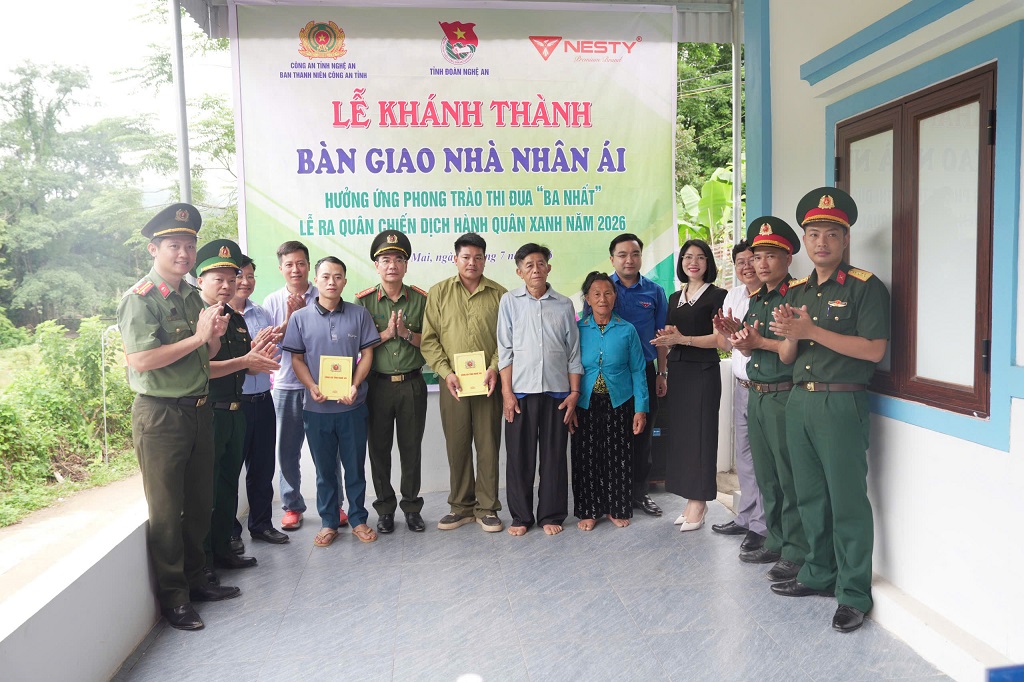 Đoàn tổ chức khánh thành, bàn giao nhà và tặng quà tân gia cho gia đình đồng chí Xồng Bá Trừ và gia đình anh Kha Văn Mong
