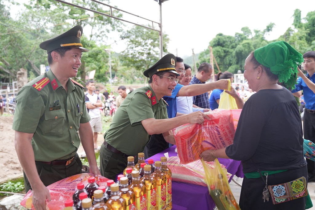 Đồng chí Đại tá Phạm Hữu Trường, Phó Giám đốc Công an tỉnh tham gia gian hàng 0 đồng trao quà tặng gia đình có hoàn cảnh khó khăn