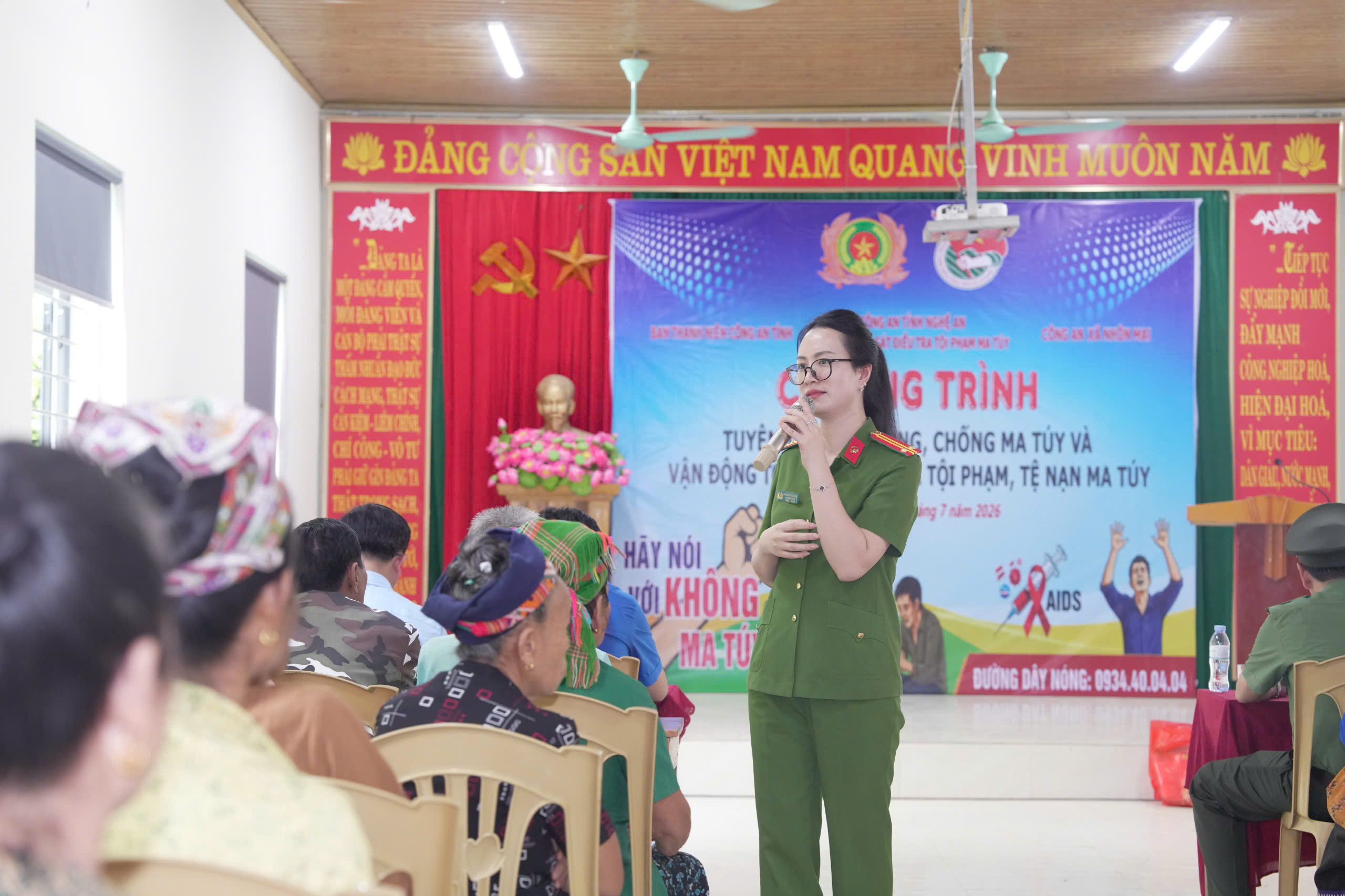Ngay sau lễ ra quân, người dân được khám, phát thuốc miễn phí và được trang bị những kiến thức về phòng, chống ma tuý