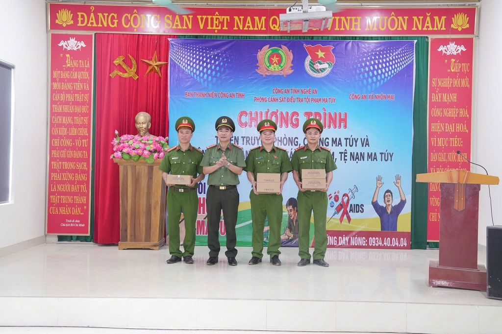 Đại tá Phạm Hữu Trường, Phó Giám đốc Công an tỉnh trao quà tặng Công an xã Nhôn Mai tại buổi tuyên truyền, phổ biến pháp luật về phòng, chống ma tuý