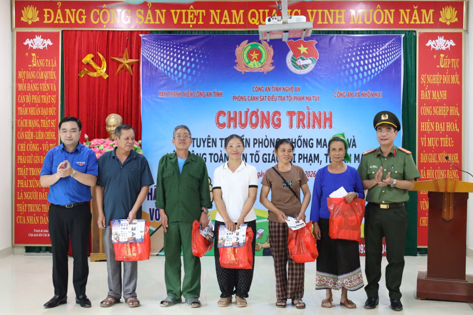 Trao quà tặng người dân tại chương trình tuyên truyền, phỏ biến giáo dục pháp luật về phòng, chống ma tuý