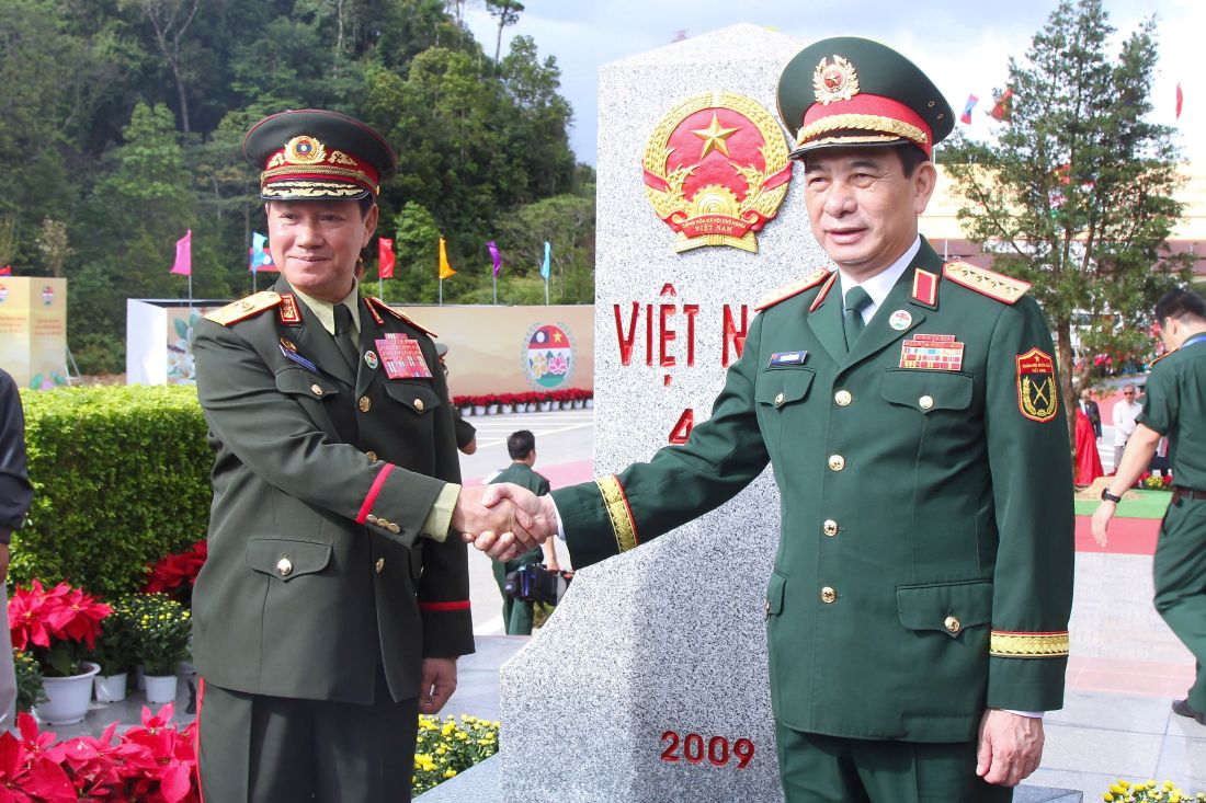 Đại tướng Phan Văn Giang và Đại tướng Khamliang Outhakaysone chụp ảnh lưu niệm bên cột mốc 460 phía Việt Nam