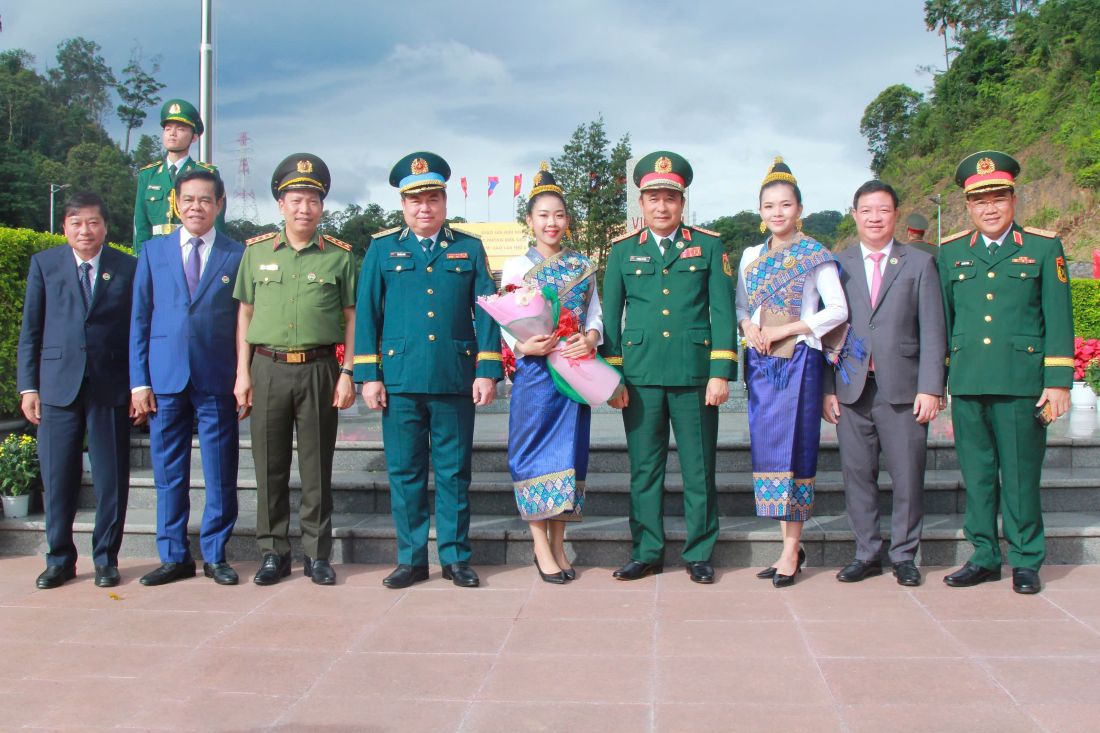 Đoàn đại biểu cấp cao Bộ Quốc phòng Việt Nam do Đại tướng Phan Văn Giang - Phó Thủ tướng Chính phủ, Bộ trưởng Bộ Quốc phòng làm Trưởng đoàn, chụp ảnh lưu niệm 