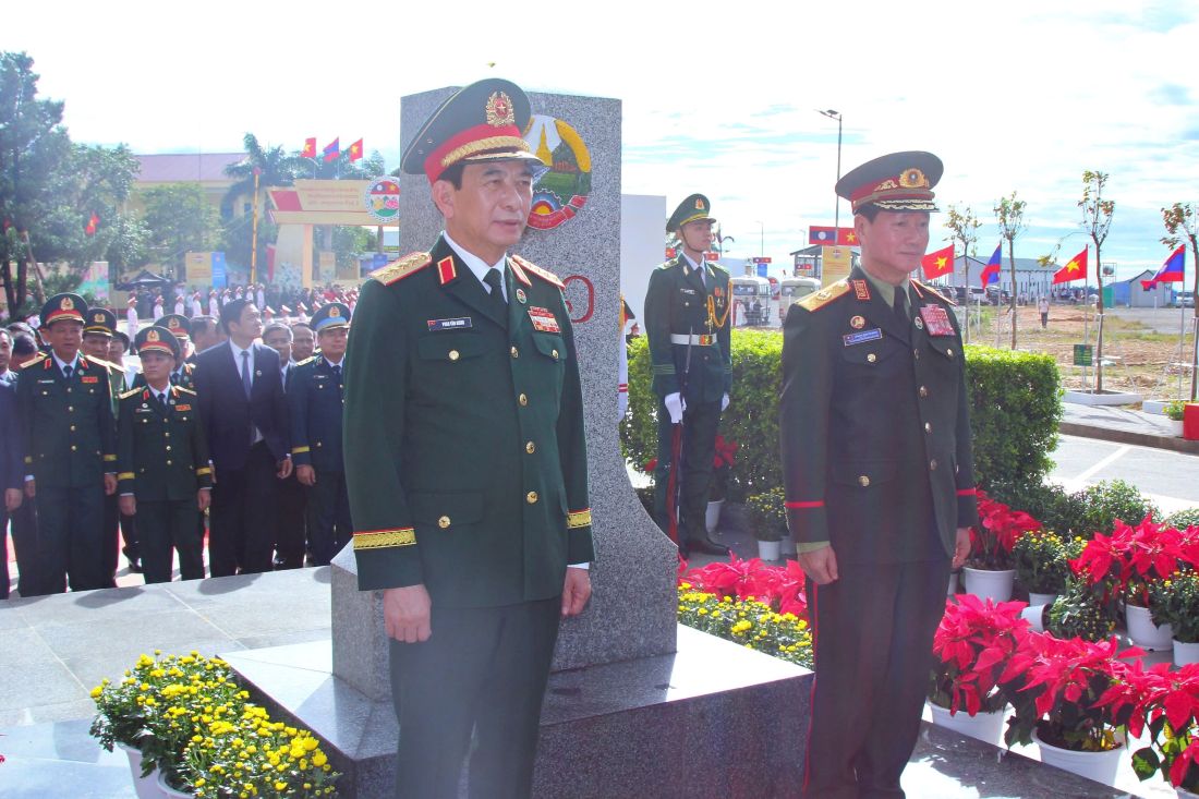 Đại tướng Phan Văn Giang và Đại tướng Khamliang Outhakaysone chụp ảnh lưu niệm bên cột mốc phía Lào