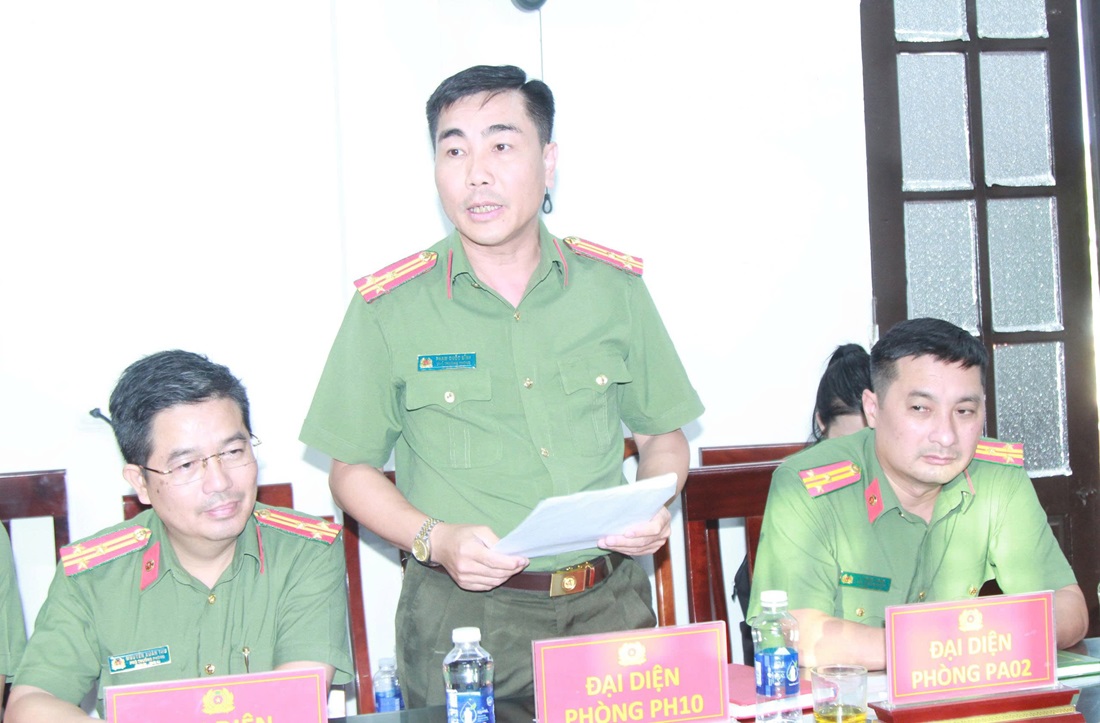 Đại diện lãnh đạo phòng chức năng Công an tỉnh phát biểu