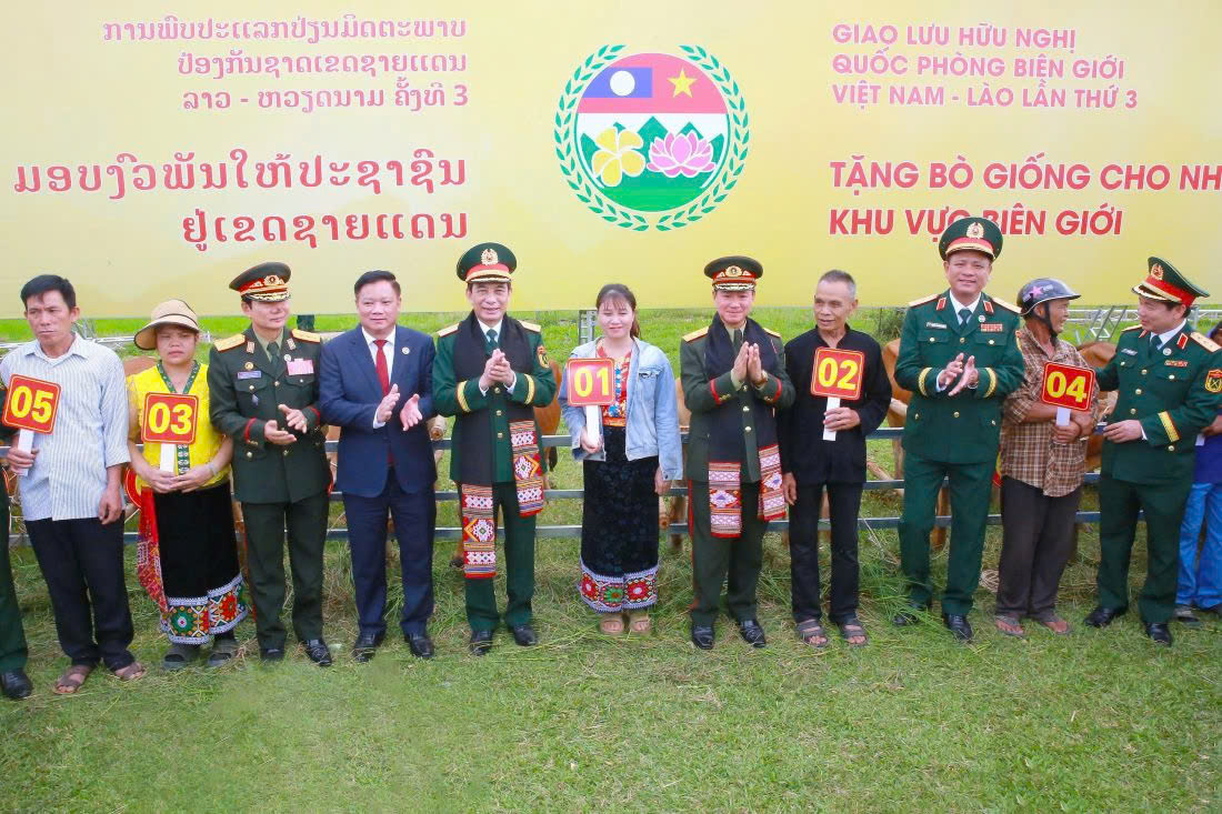 Đại tướng Phan Văn Giang và Đại tướng Khamliang Outhakaysone cùng các đại biểu tặng quà cho các hộ gia đình có hoàn cảnh khó khăn ở khu vực biên giới các xã Kim Bảng và xã Sơn Lâm