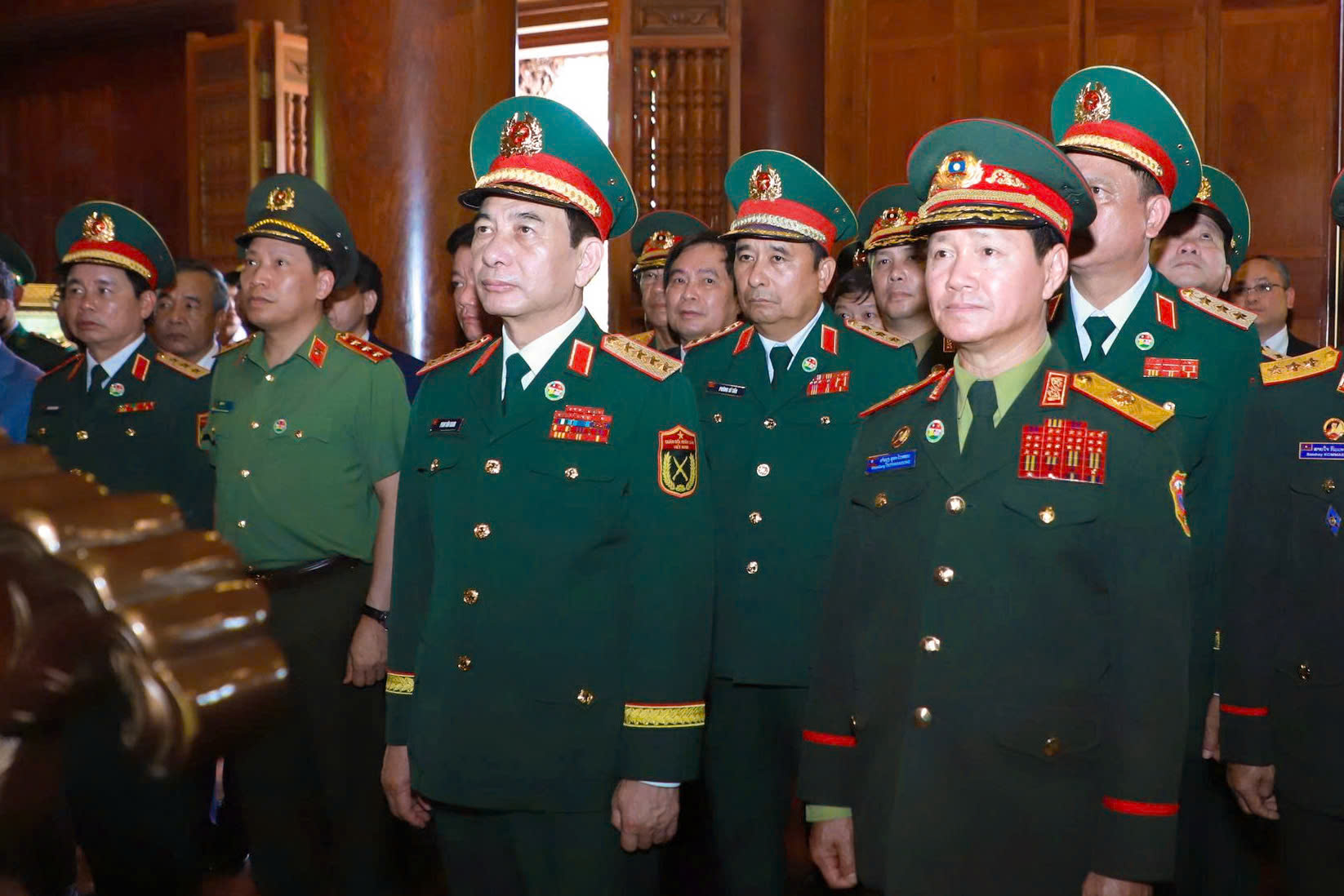 Thượng tướng Lê Văn Tuyến - Ủy viên Trung ương Đảng, Ủy viên Ban Thường vụ Đảng ủy Công an Trung ương, Thứ trưởng Bộ Công an cùng đoàn đại biểu tưởng niệm Chủ tịch Hồ Chí Minh