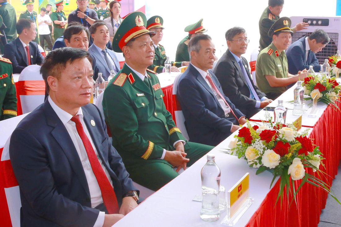 Thượng tướng Lê Văn Tuyến - Ủy viên Trung ương Đảng, Ủy viên Ban Thường vụ Đảng ủy Công an Trung ương, Thứ trưởng Bộ Công an cùng đoàn đại biểu tham dự Lễ khởi công Trường Mầm non Thanh Hà, xã Kim Bảng
