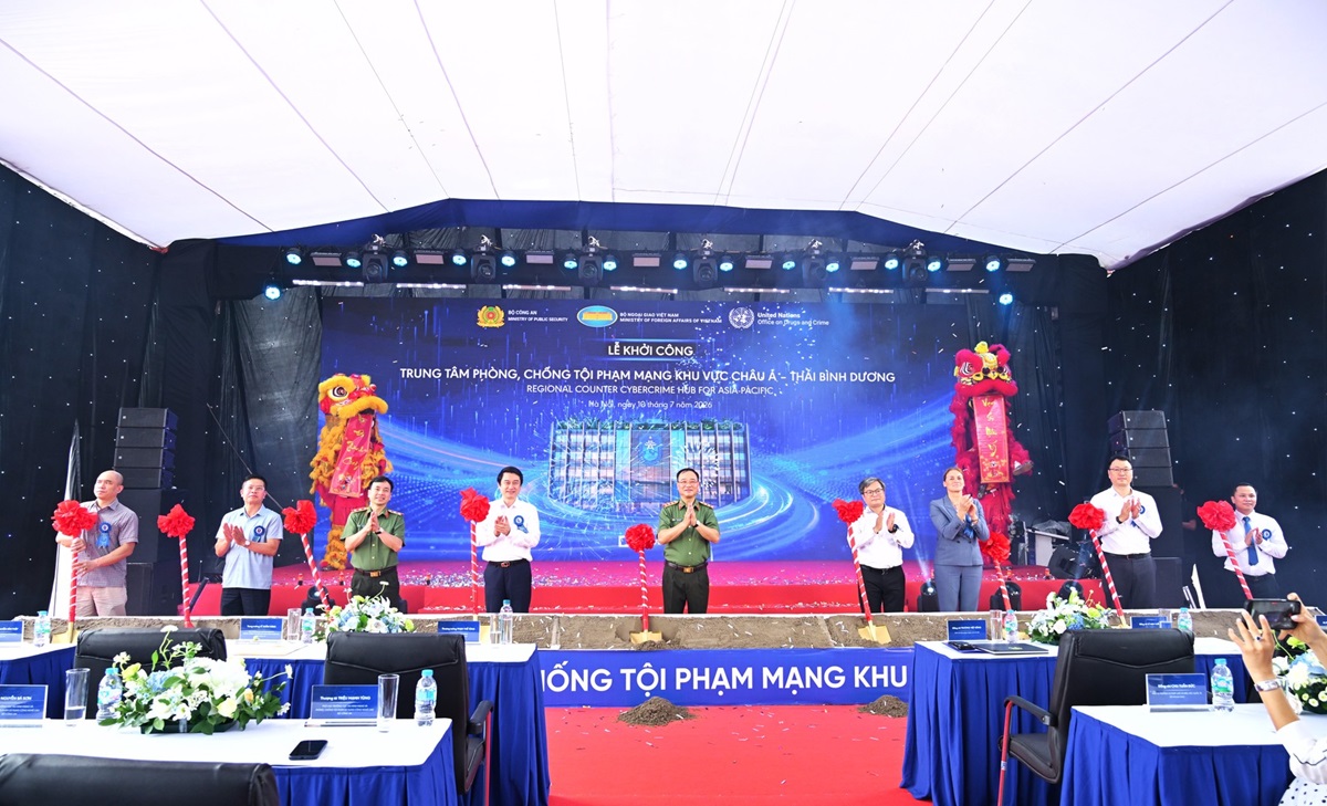 Các đồng chí lãnh đạo thực hiện nghi thức khởi công xây dựng Trụ sở Trung tâm phòng, chống tội phạm mạng khu vực châu Á - Thái Bình Dương.