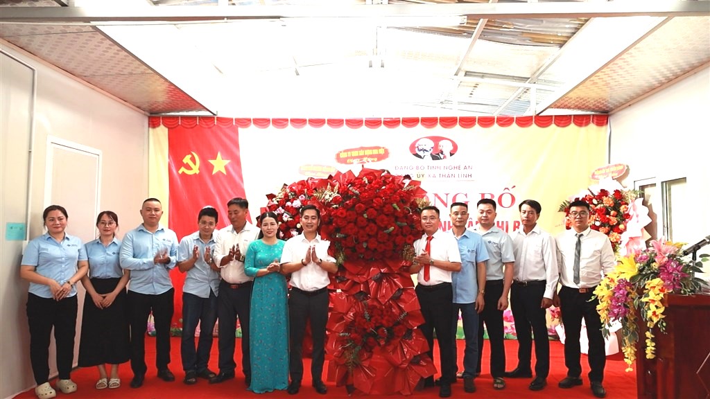 Đảng ủy xã và Công ty TNHH Xây dựng Hoa Việt tặng hoa chúc mừng Chi bộ cơ sở văn phòng Công ty TNHH Xây dựng Hoa Việt