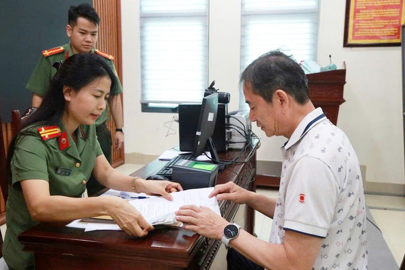 Người dân làm thủ tục tại Phòng Quản lý XNC Công an Nghệ An