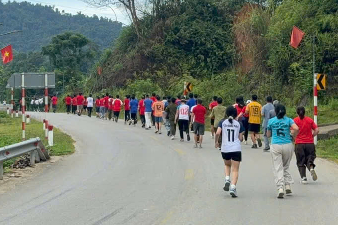 Đông đảo cán bộ, lực lượng vũ trang và Nhân dân tham gia chạy hưởng ứng