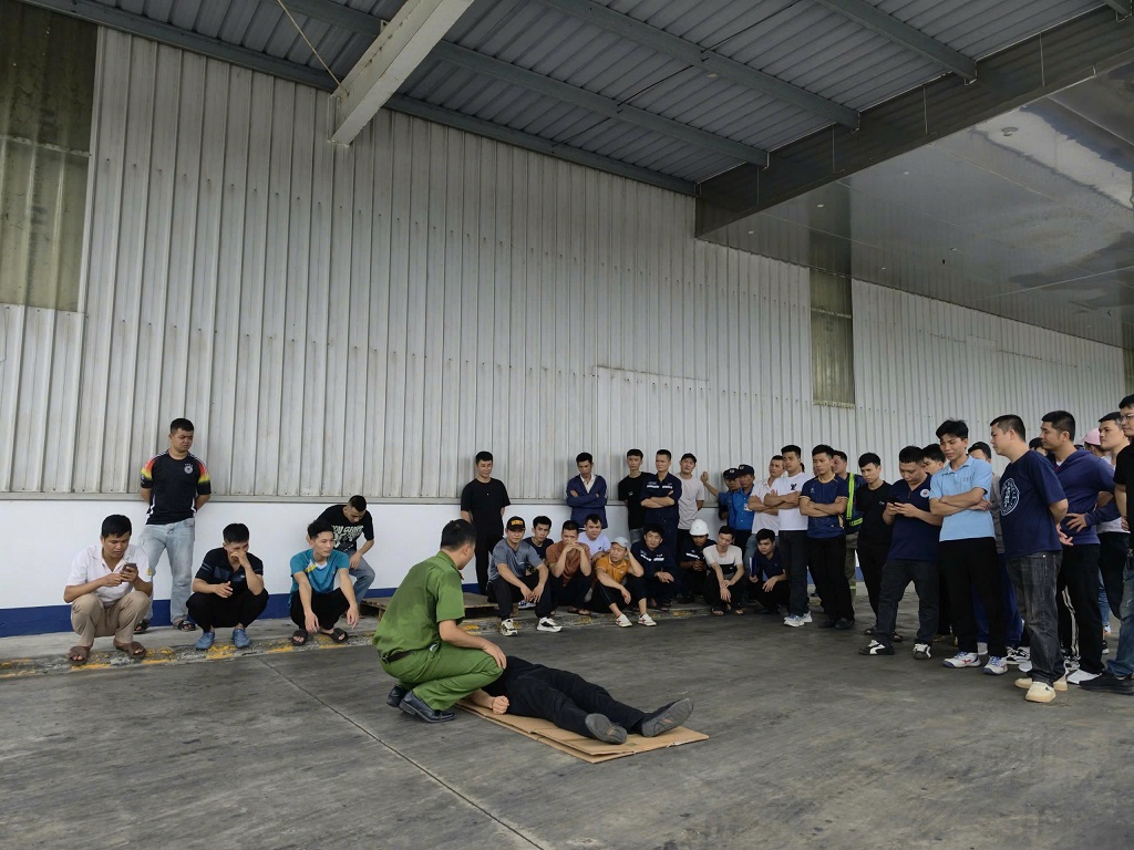 Cán bộ Phòng Cảnh sát PCCC và CNCH hướng dẫn lực lượng PCCC tại chỗ kỹ năng xử lý tình huống cháy, nổ