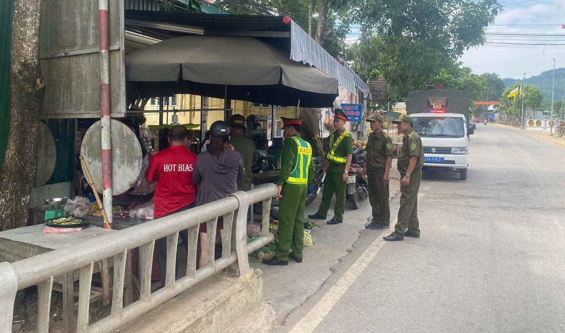 Công an xã Nghĩa Thọ ra quân giải tỏa hành lang an toàn giao thông
