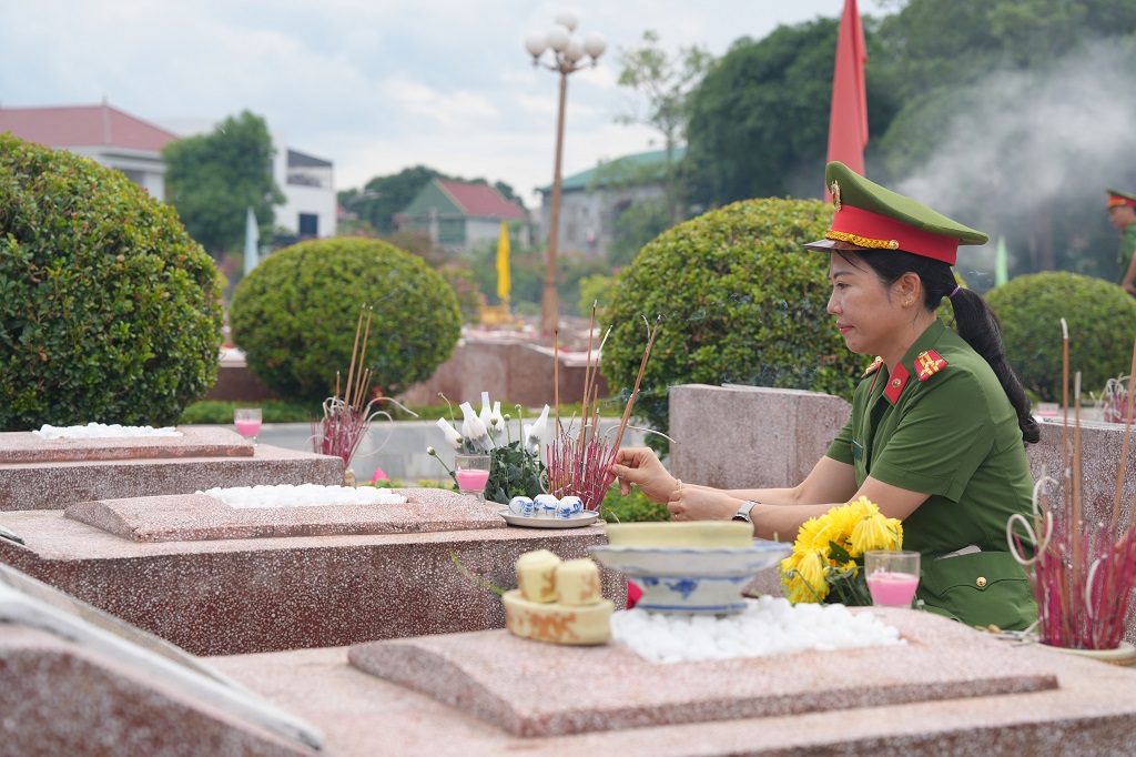 Cán bộ, chiến sĩ Phòng Cảnh sát quản lí hành chính về trật tự xã hội dâng hương trước phần mộ Liệt sĩ