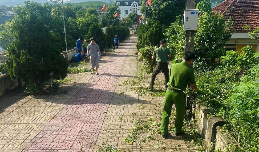 Công an xã Tân Phú tổng dọn vệ sinh, chỉnh trang khuôn viên Nghĩa trang Liệt sĩ