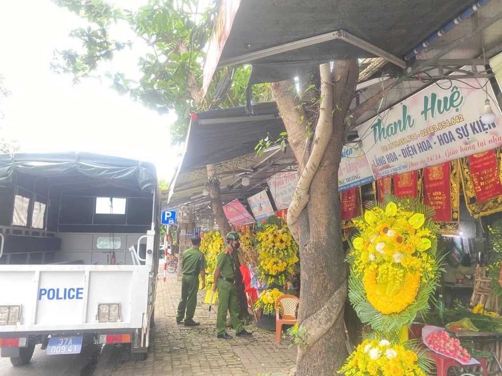 Tuyên truyền, nhắc nhở người dân không lấn chiếm vỉa hè, lòng lề đường làm nơi kinh doanh, buôn bán, lấn chiếm hành lang ATGT đường bộ